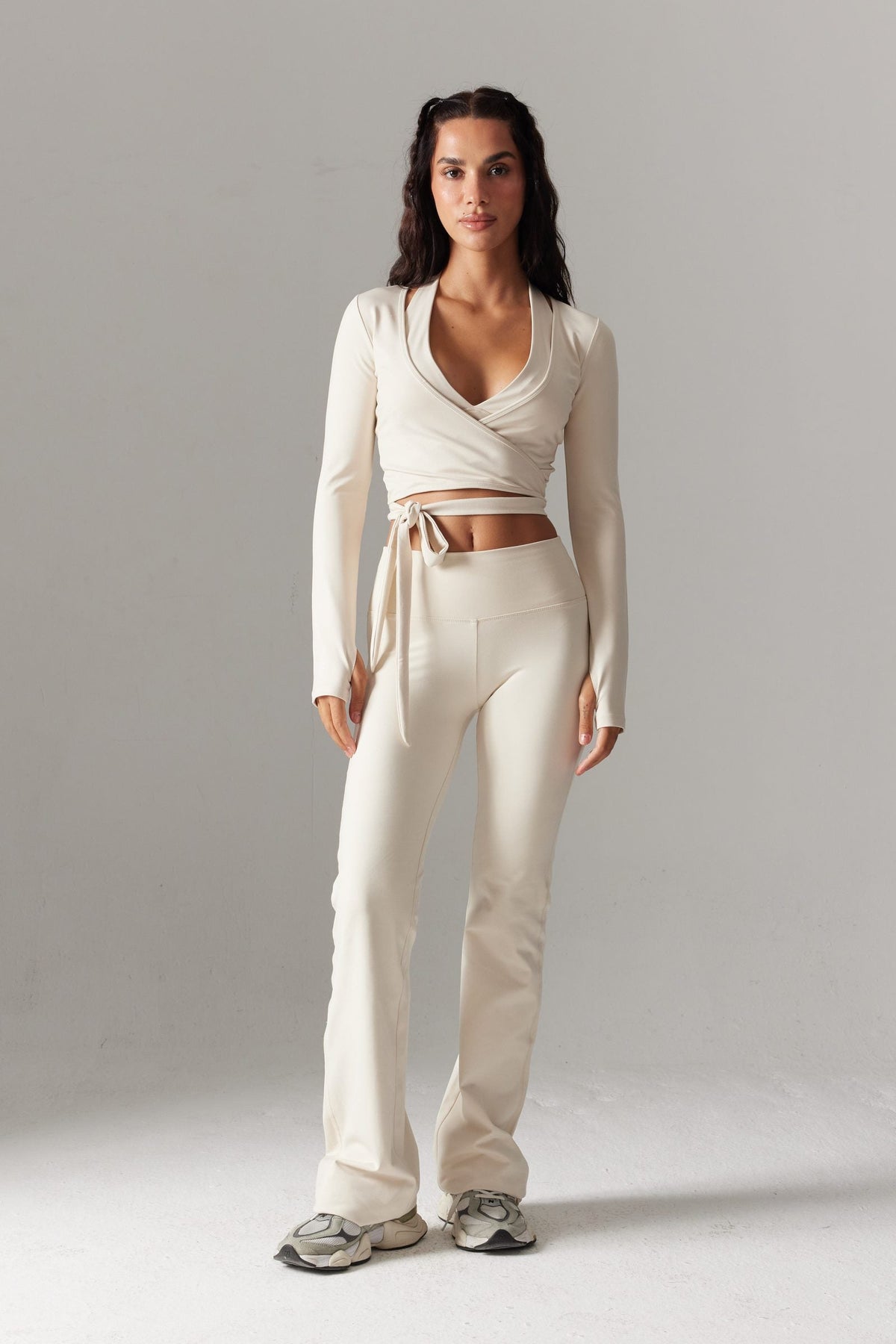 VYBE Wrap Uzun Kollu Crop & V-Form İspanyol Paça Tayt Seti — Kemik