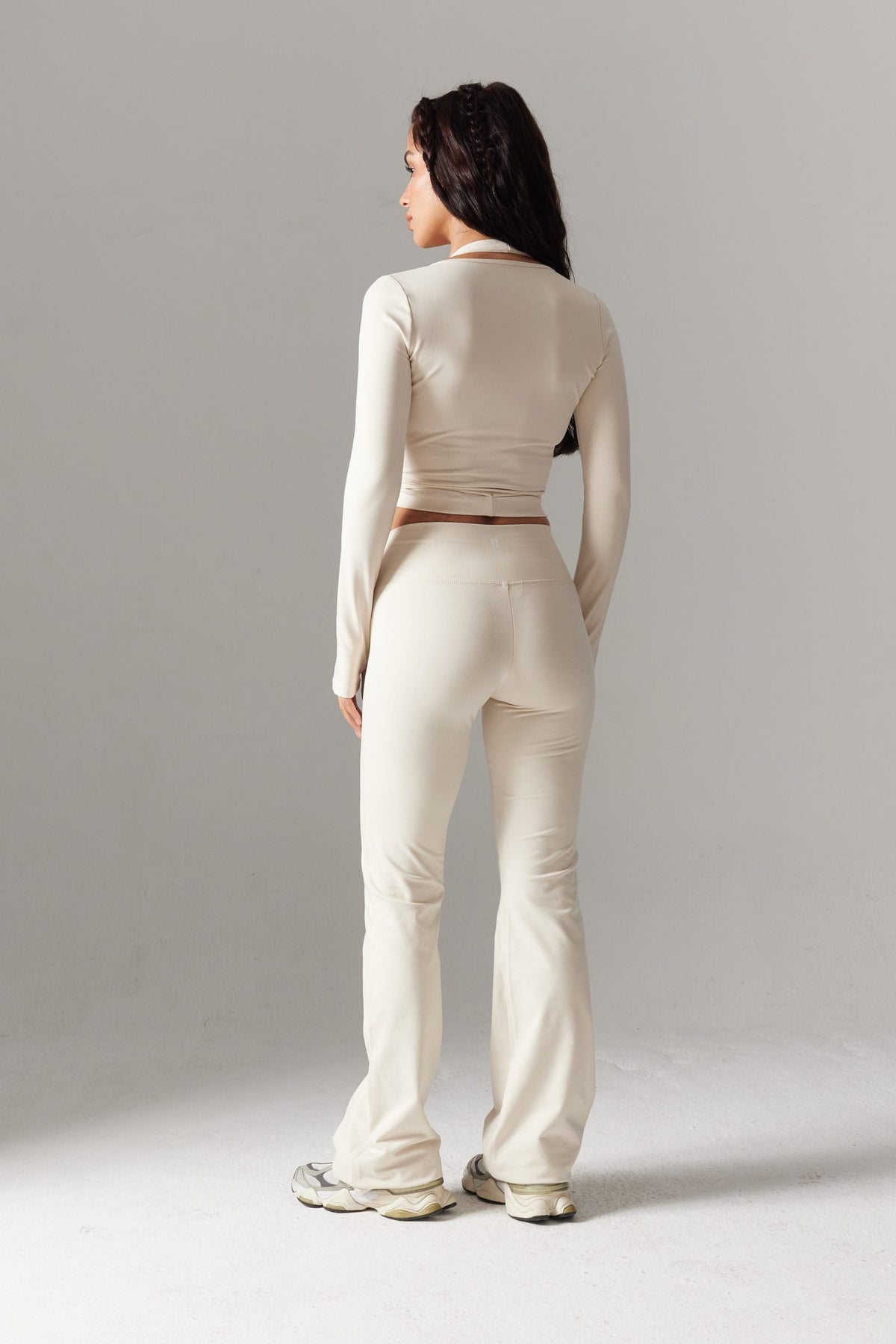 VYBE Wrap Uzun Kollu Crop & V-Form İspanyol Paça Tayt Seti — Kemik