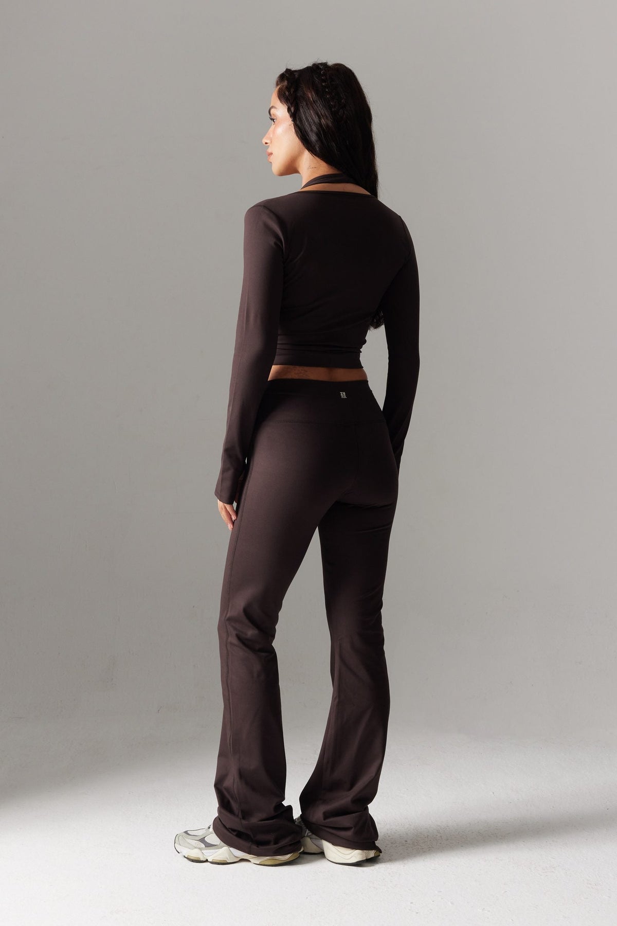 VYBE Wrap Uzun Kollu Crop & V-Form İspanyol Paça Tayt Seti — Acı Kahve