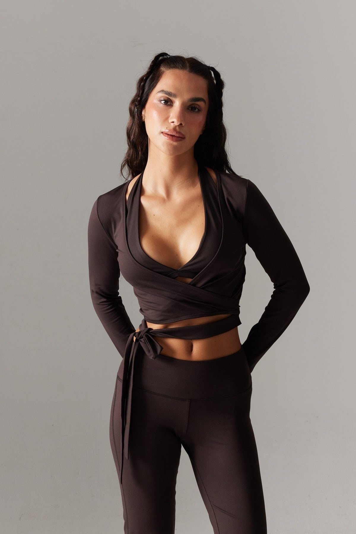 VYBE Wrap Uzun Kollu Crop & V-Form İspanyol Paça Tayt Seti — Acı Kahve