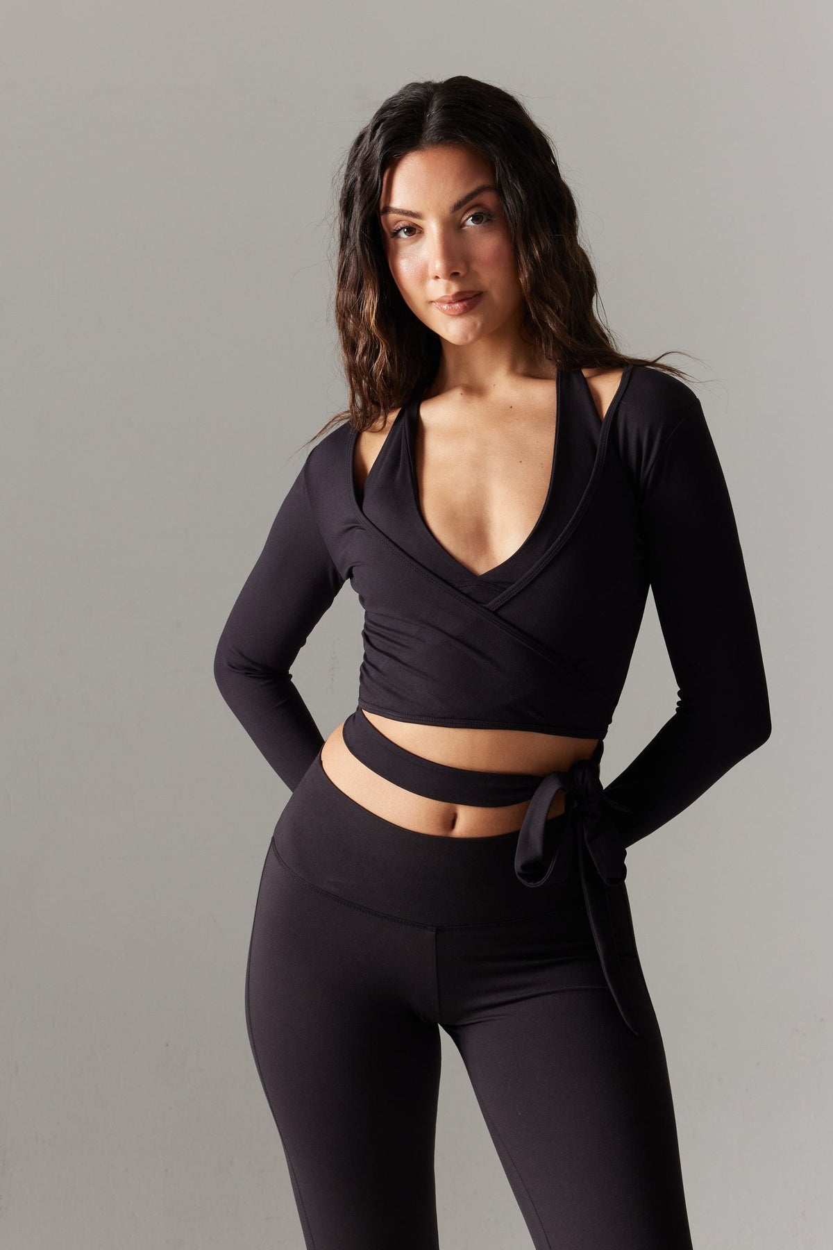 VYBE Wrap Uzun Kollu Crop & V-Form İspanyol Paça Tayt Seti — Siyah