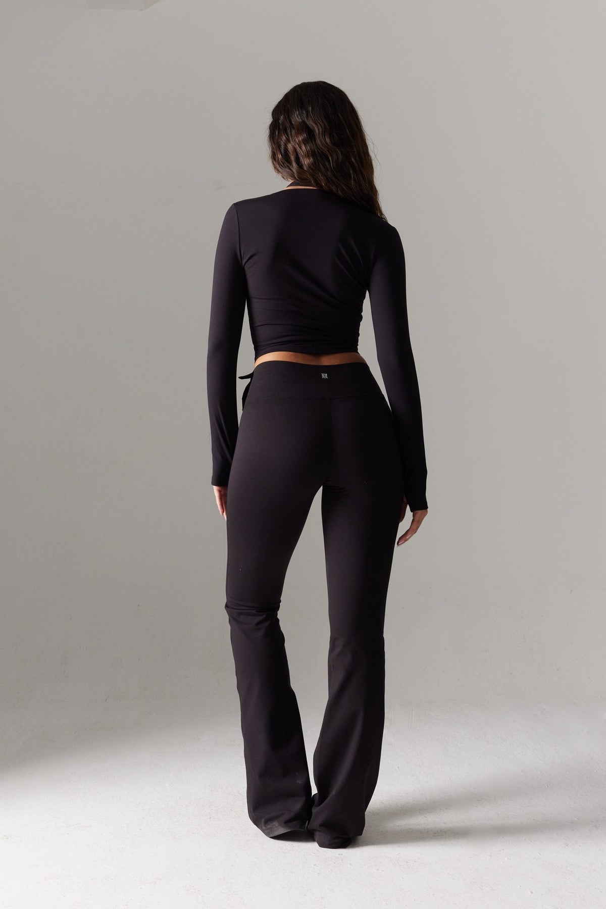 VYBE Wrap Uzun Kollu Crop & V-Form İspanyol Paça Tayt Seti — Siyah