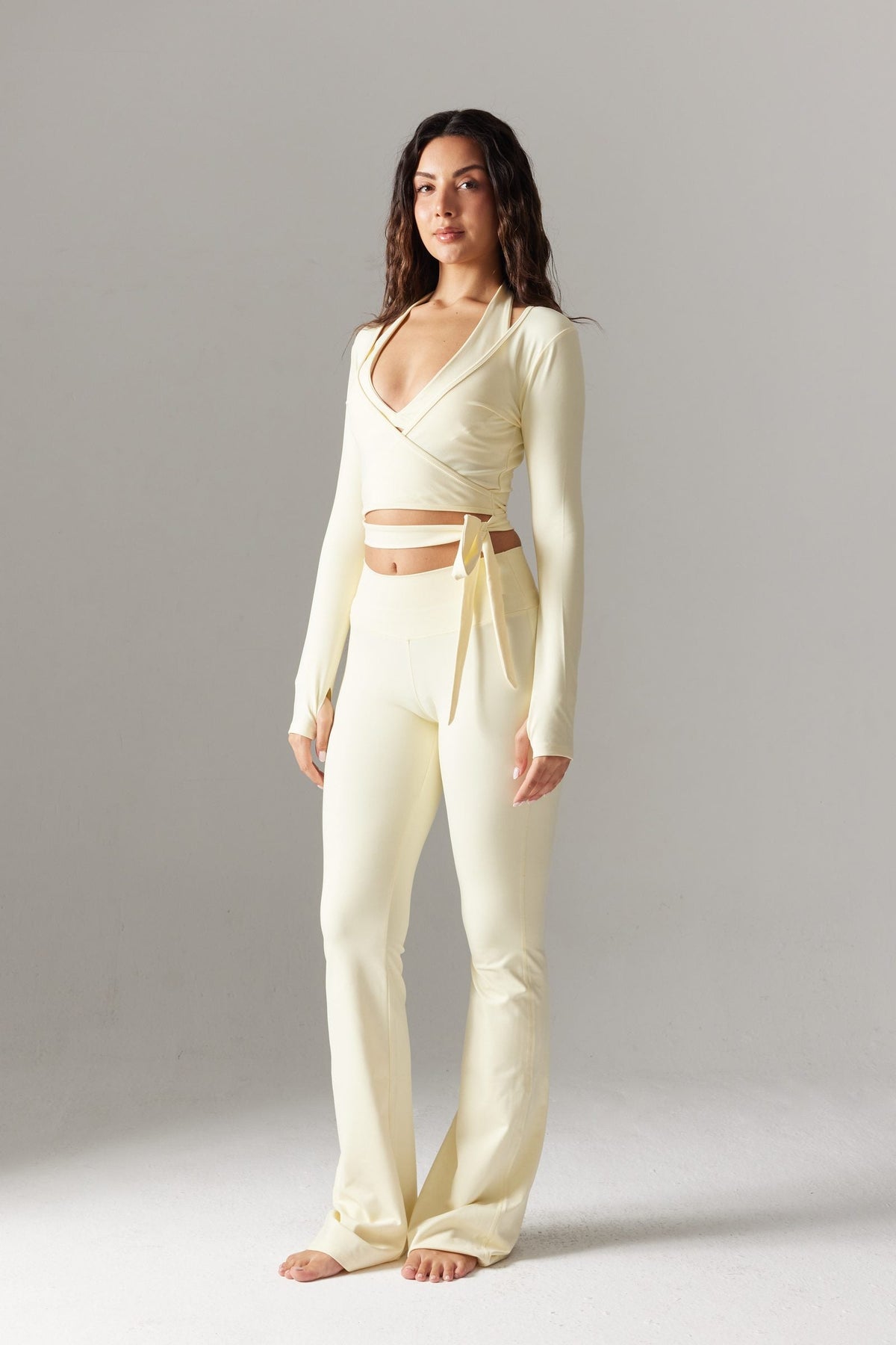 VYBE Wrap Uzun Kollu Crop & V-Form İspanyol Paça Tayt Seti — Sarı