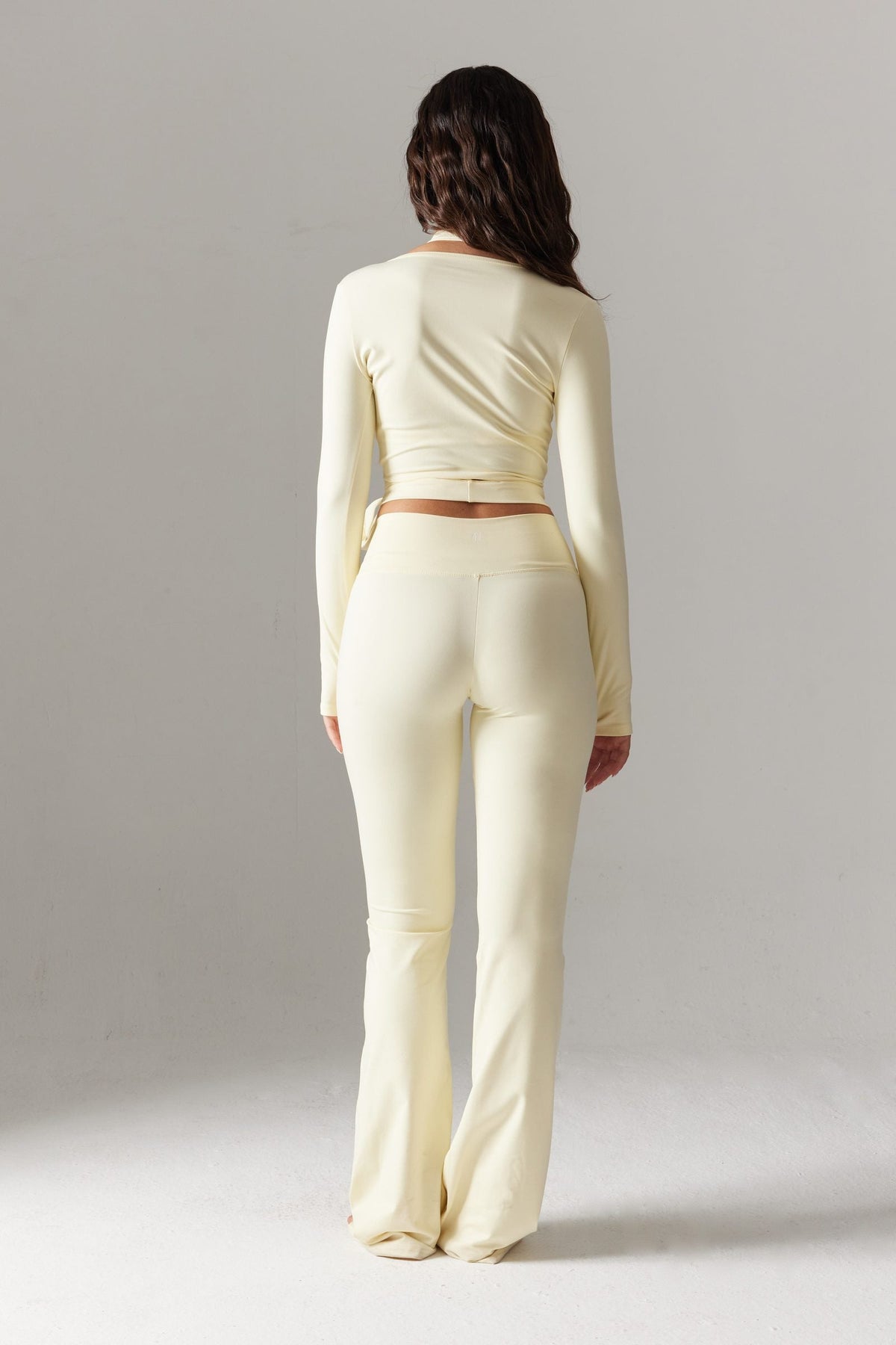 VYBE Wrap Uzun Kollu Crop & V-Form İspanyol Paça Tayt Seti — Sarı