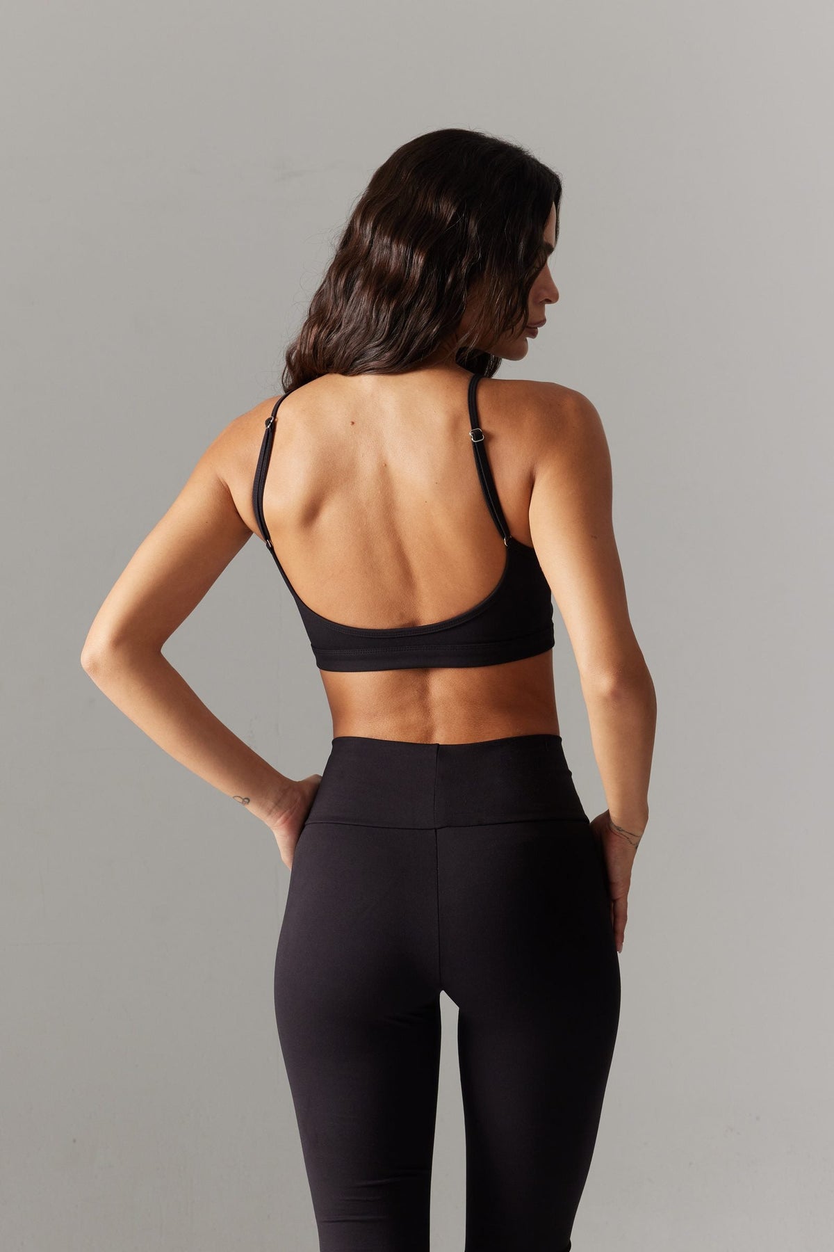 CORE V-Bel Tayt & İnce Askılı Crop Takımı — Siyah