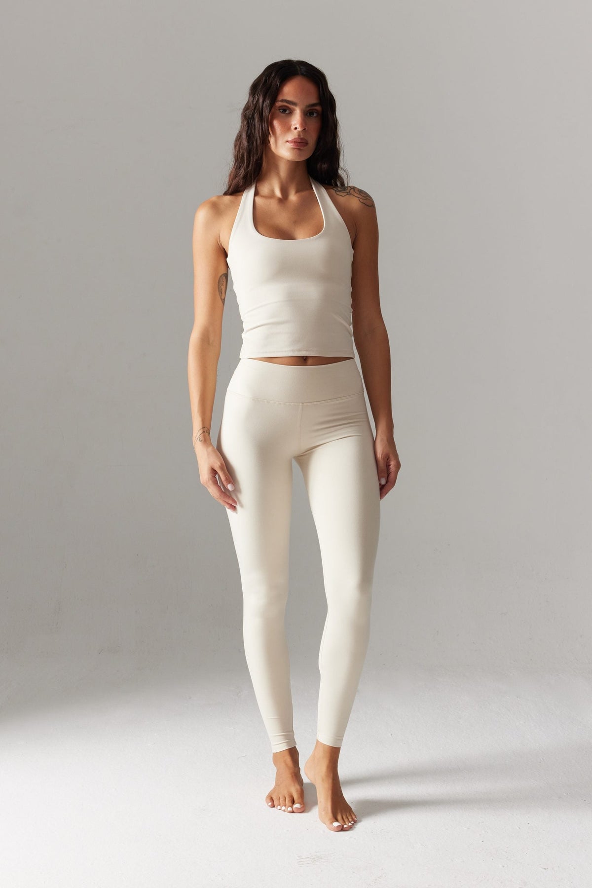 VYBE Halter Yaka Croplu Bolero & V-Form Biker Şort Seti — Kemik