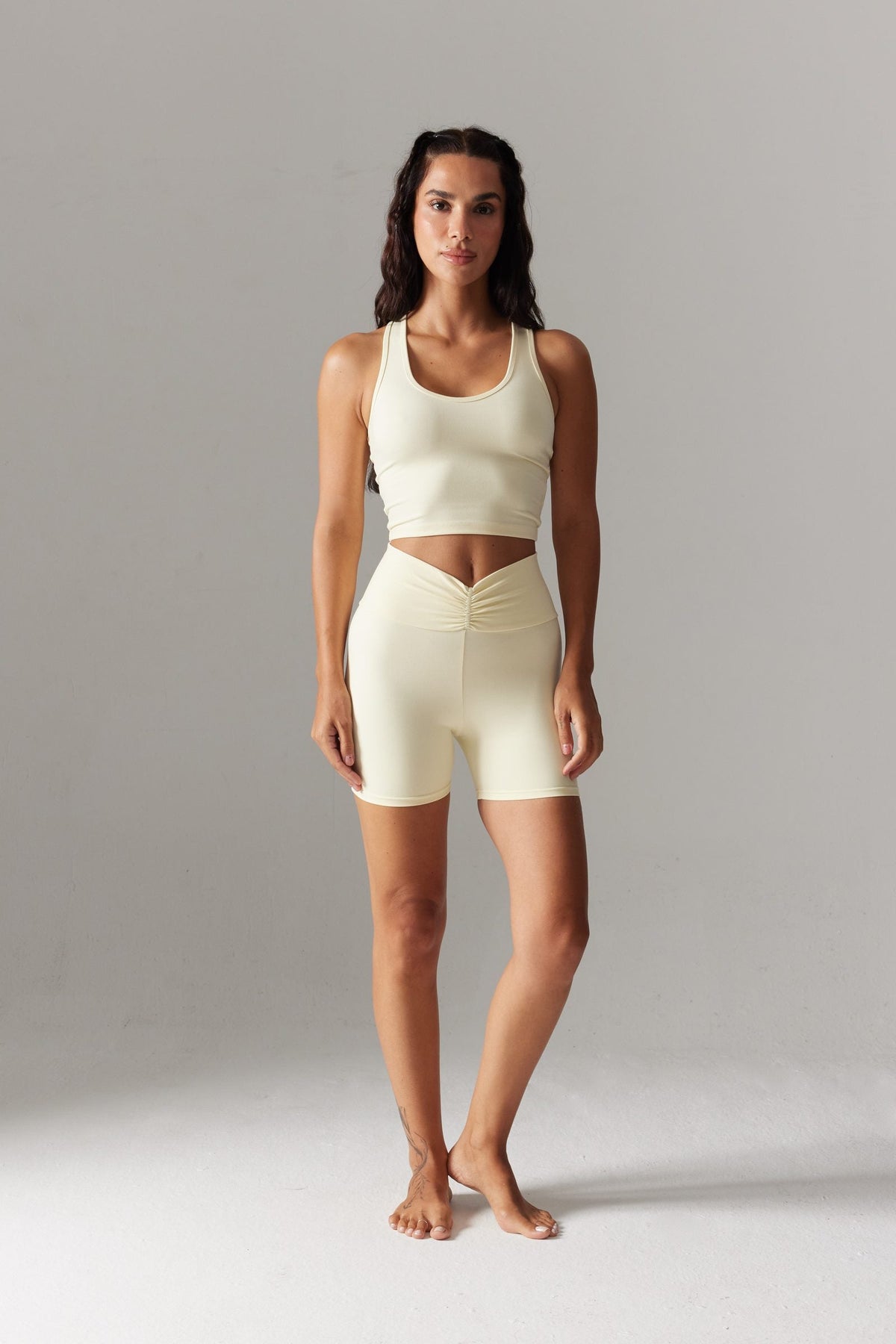 VYBE Cut-Out Crop & V-Form Şort Seti — Sarı