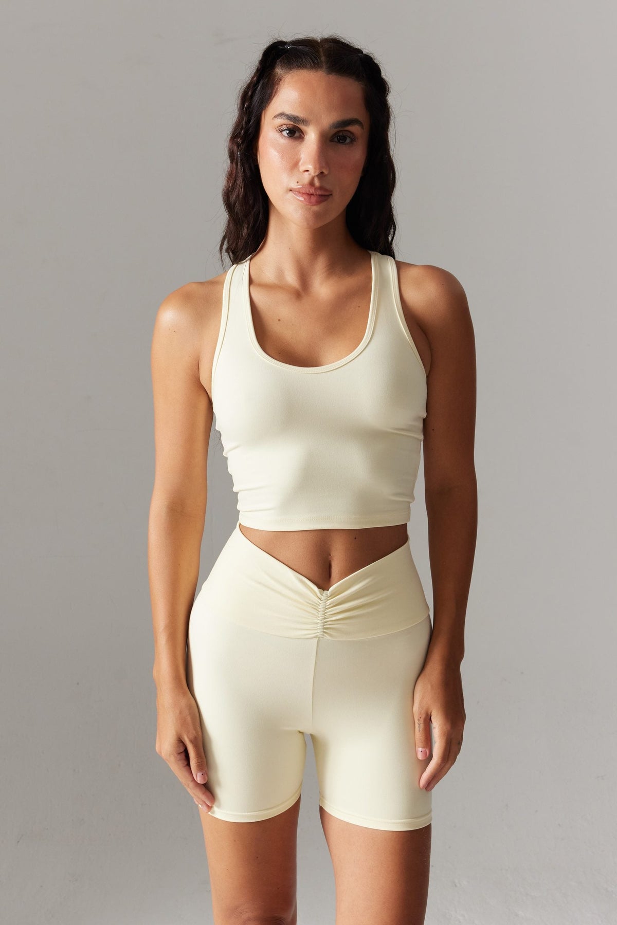 VYBE Cut-Out Crop & V-Form Şort Seti — Sarı