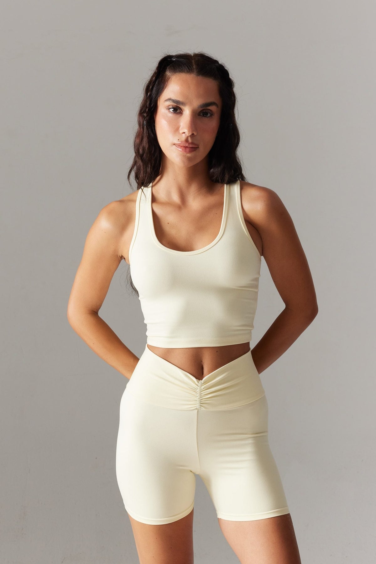 VYBE Cut-Out Crop & V-Form Şort Seti — Sarı