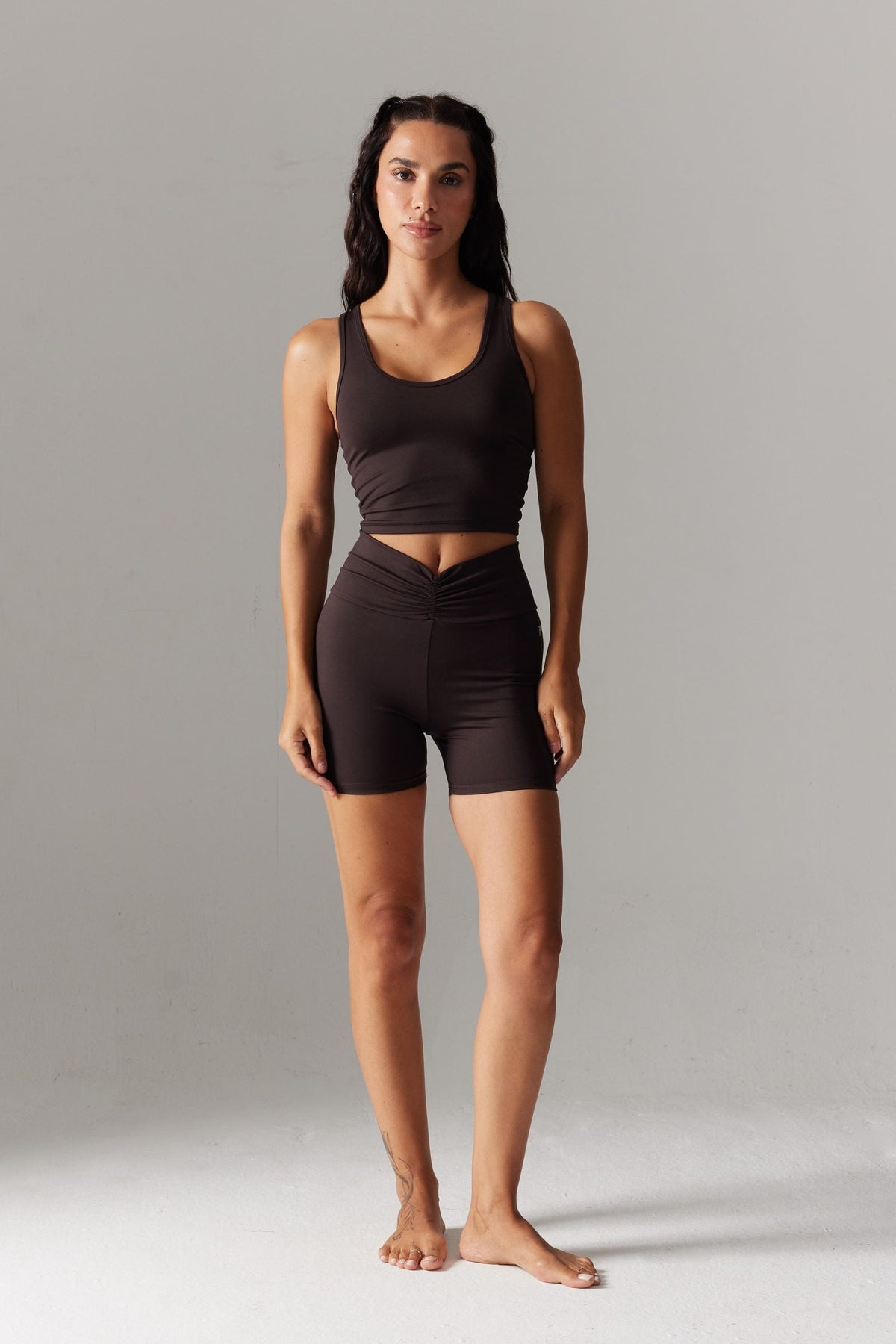 VYBE Halter Yaka Croplu Bolero & V-Form Biker Şort Seti — Acı Kahve
