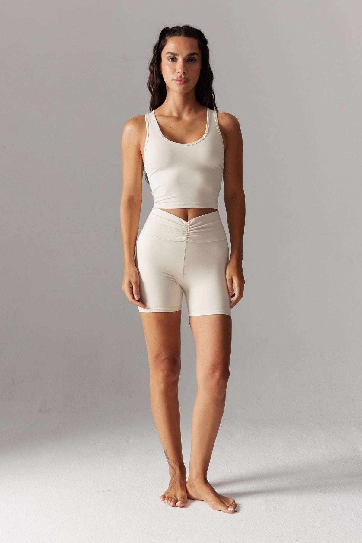 VYBE Halter Yaka Croplu Bolero & V-Form Biker Şort Seti — Kemik