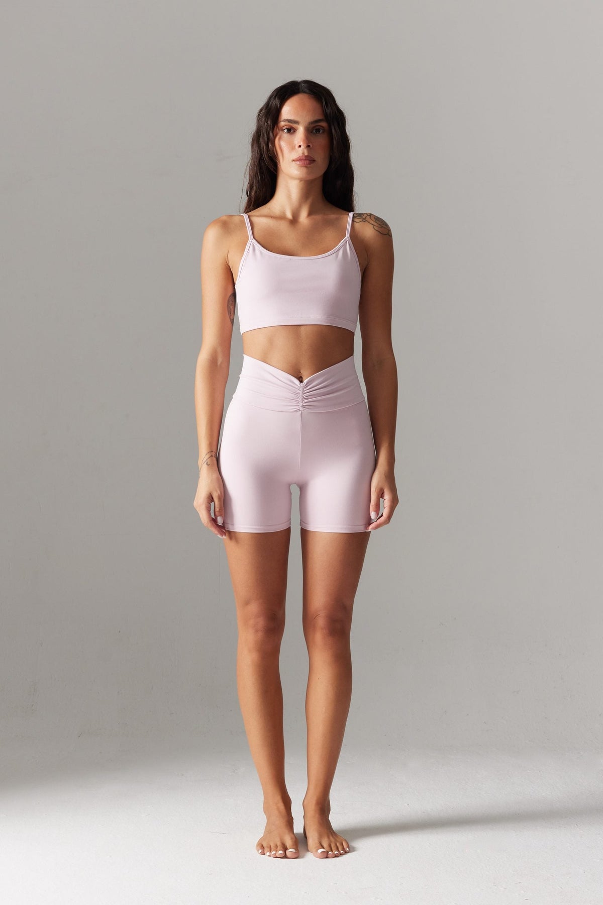 VYBE Halter Yaka Croplu Bolero & V-Form Biker Şort Seti — Pembe