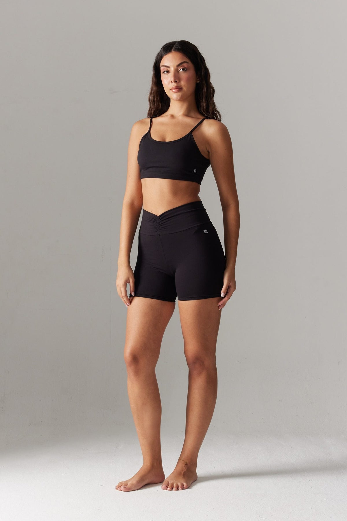 VYBE Halter Yaka Croplu Bolero & V-Form Biker Şort Seti — Siyah