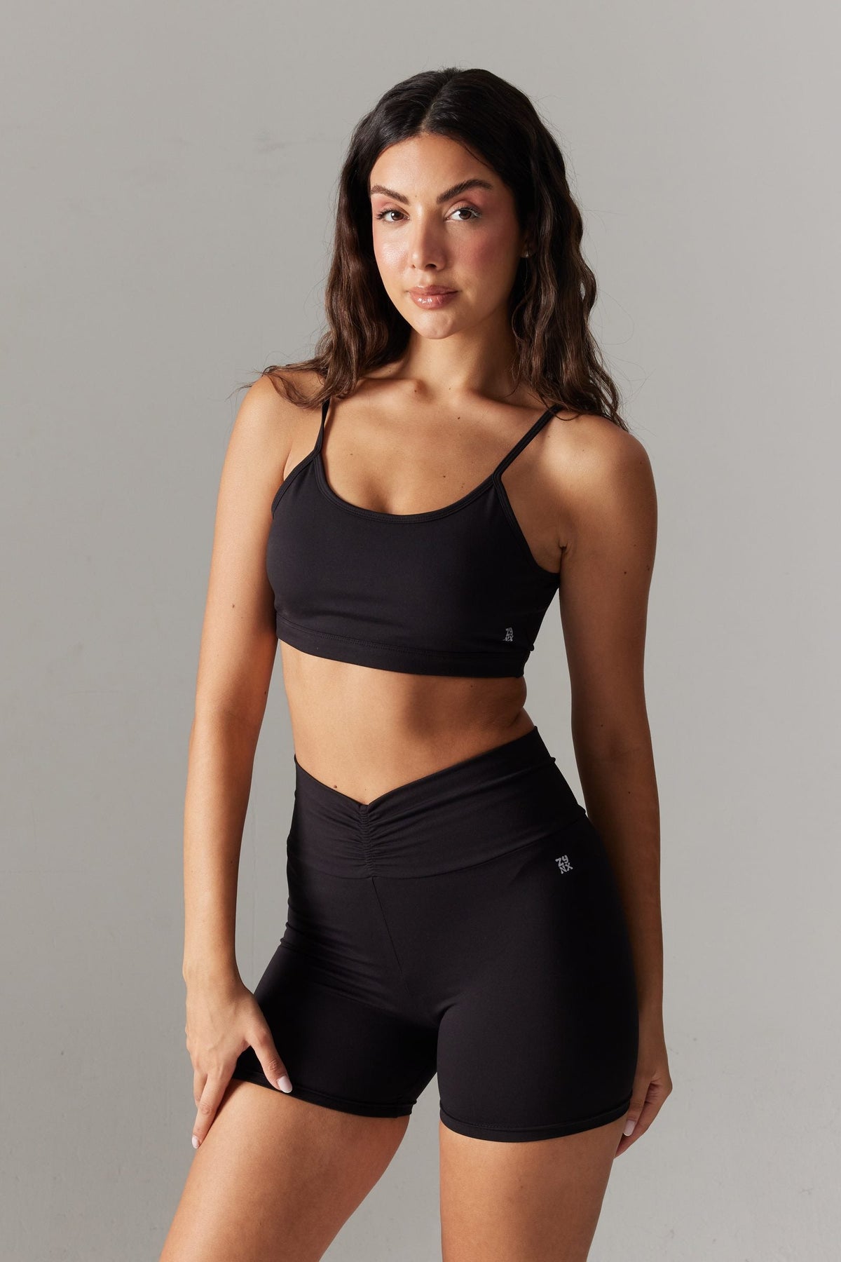 VYBE Halter Yaka Croplu Bolero & V-Form Biker Şort Seti — Siyah
