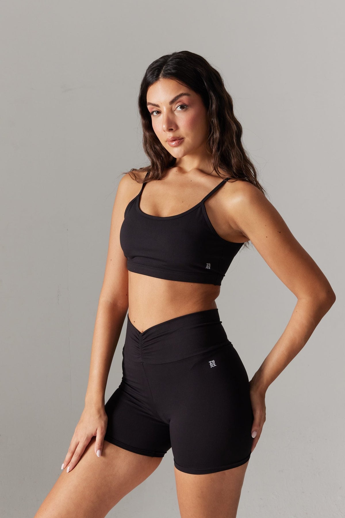 VYBE Halter Yaka Croplu Bolero & V-Form Biker Şort Seti — Siyah